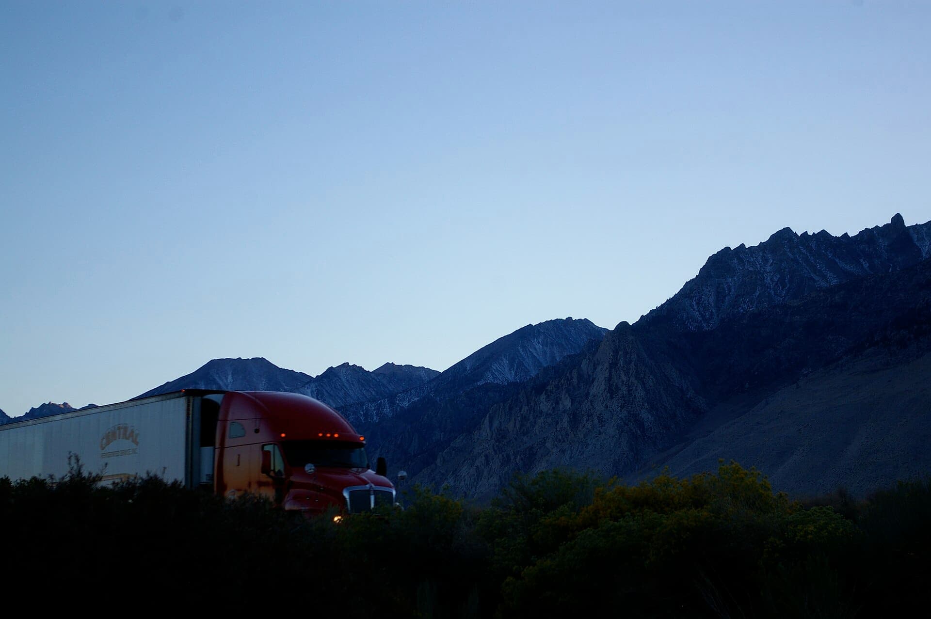 US-395 running south through the Owens Valley